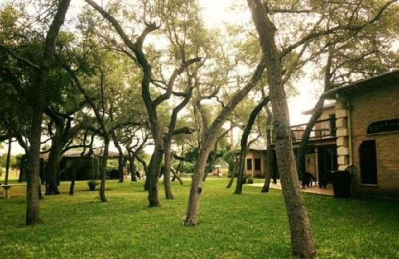Live Oaks Bed And Breakfast Uvalde Exterior photo